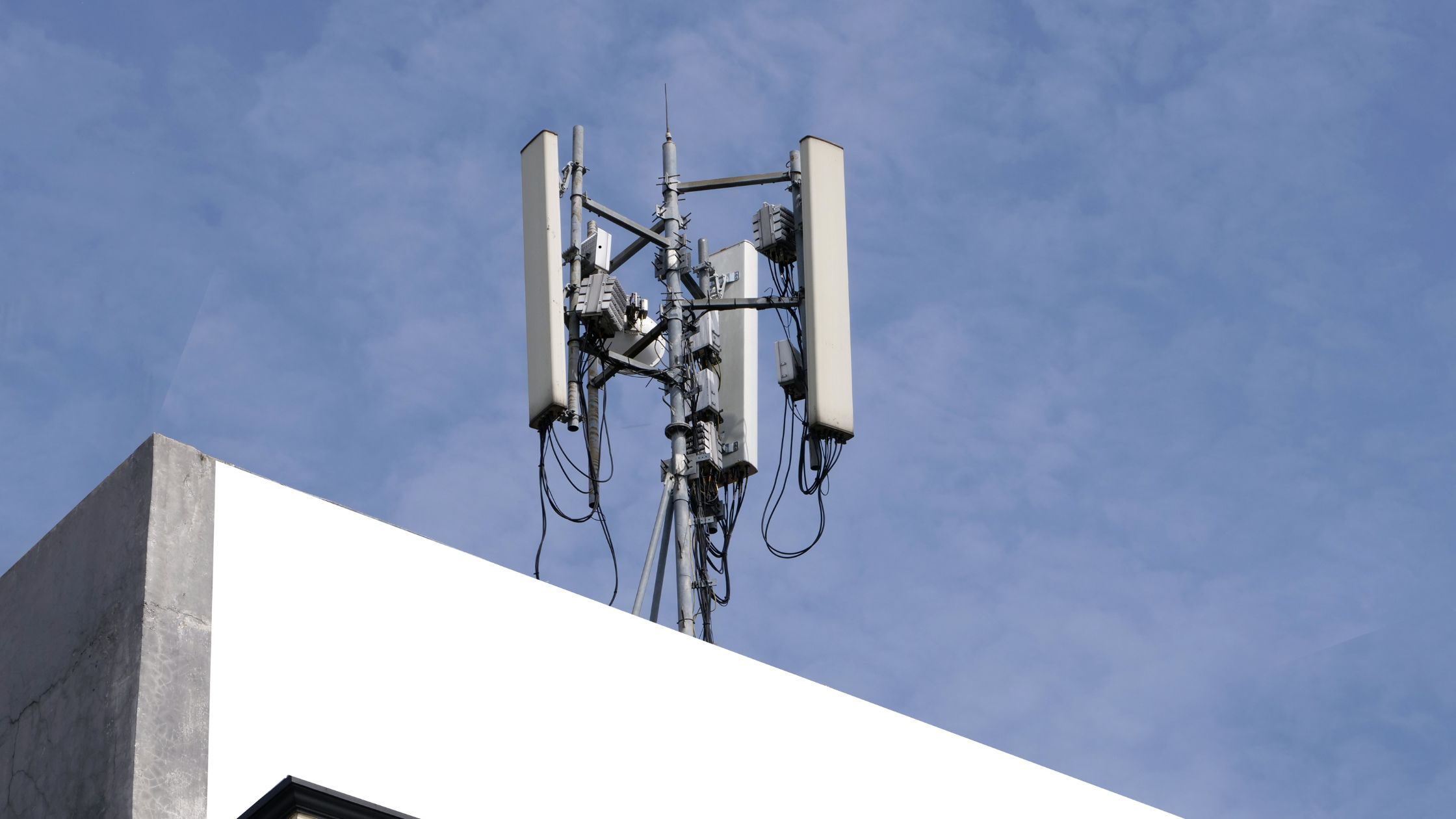 When Buildings Need Bidirectional Amplifiers